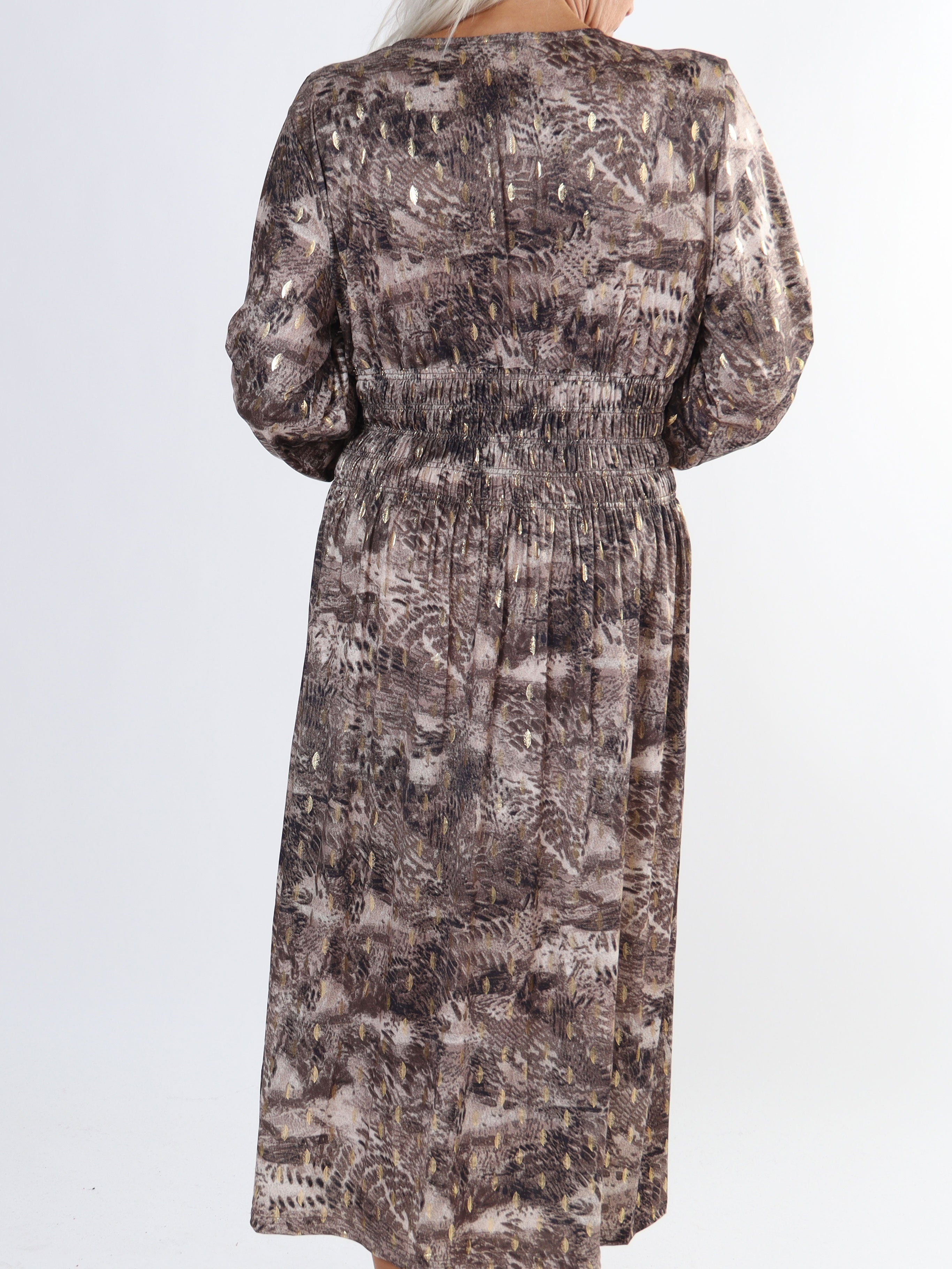 Pams Snake Midi L/S - Plus size kjole i krølfrit stof med lange ærmer